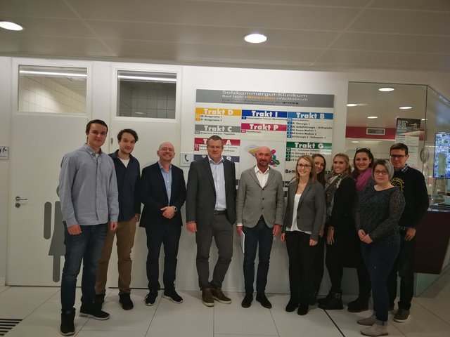 Die Projektgruppe der FH OÖ Fakultät für Management stellte die Ergebnisse der Projektarbeit zur Senkung der Ambulanzkosten im Salzkammergut-Klinikum Vöcklabruck vor. | Foto: FH OÖ
