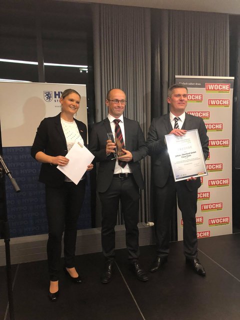 WOCHE-Geschäftsstellenleiterin Elisabeth Korbe übergab den Regionalitätspreis an die FISCH-Tools-Geschäftsführer Andreas Eberhard und Christoph Riegler (v.l.). | Foto: WOCHE