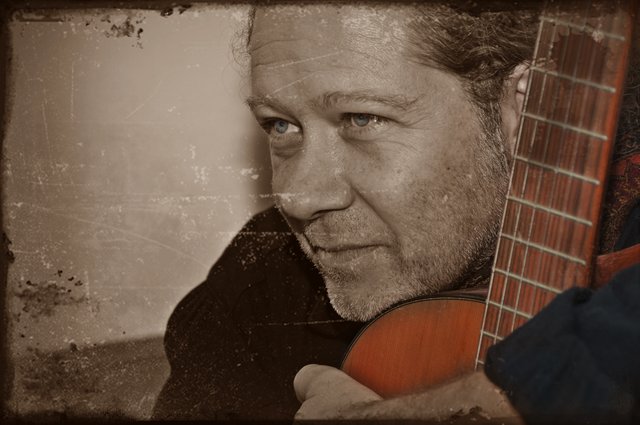 Nur mit Gitarre und seiner Stimme ist Marcus Petek als Profimusiker bekannt geworden. Nach einem Burnout tritt er wieder auf