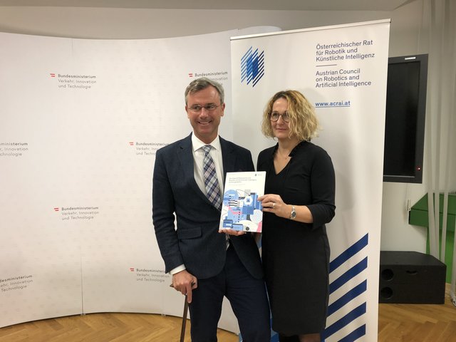 Minister Norbert Hofer und Sabine Köszegi bei der Präsentation des Weißbuchs des Robotikrats