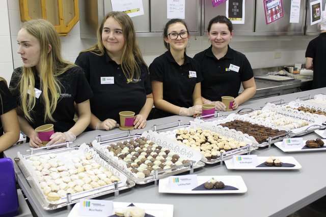 Die Schülerinnen der Fachschule servierten den Besuchern nicht nur Cafe zum Mitnehmen, sondern auch frische Kekserl für "to go".