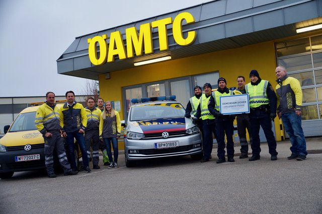 &lt;f&gt;Der ÖAMTC Melk und die Polizei Melk&lt;/f&gt; sorgten mit der Aktion "Flugzettel statt Strafzettel" für die Verkehrssicherheit.