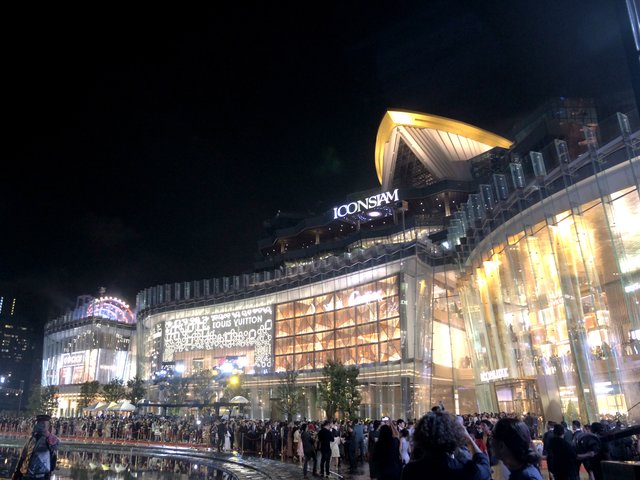 Das Luxus-Kaufhaus ICONSIAM in Bangkok mit einem bis zu 24 Meter hohen, über drei Stockwerke reichenden „Riesenschaufenster“. | Foto:  seele