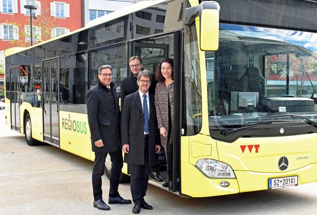 Kostenlos mit Bus und Bahn quer durch die Europaregion - das ist im Rahmen des Euregio-Mobilitätstages möglich zu welchem (v.li.) LH Arno Kompatscher, LH Günther Platter, LHStvin Ingrid Felipe und Alexander Jug (vorne), Geschäftsführer des VVT, einladen. | Foto: Land Tirol/Sax