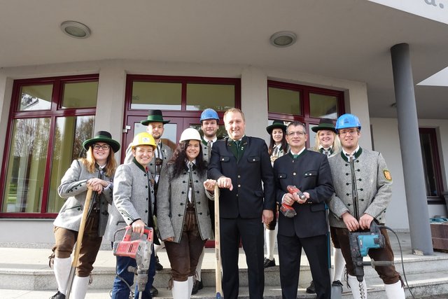 Spatenstich: Bürgermeister Reinhold Ebner (vorne, 3.v.r.), sein Vize Helfried Otter (vorne, 2.v.r.) mit den Musikanten rund um Musikverein-Obfrau Petra Rudorfer (vorne, 4.v.r.).  | Foto: Gemeinde 
