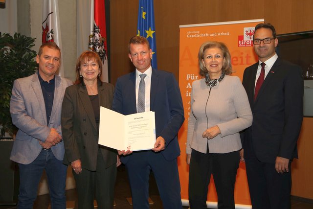 Verlängerung des Prädikats "Ausgezeichneter Tiroler Lehrbetrieb" von 2001 bis 2021 für EAE Stöckl Elektroanlagen-ElektrifizierungsGmbH Innsbruck: V. li. Kammerrat Markus Obojes, Arbeitslandesrätin Beate Palfrader und Geschäftsführer Roland Fleissner sowie Wirtschaftslandesrätin Patrizia Zoller-Frischauf und Präsident Christoph Walser (WK Tirol).