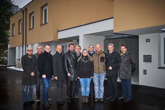 Arch. DI Josef Schmidt, Vzbgm. Ing. Andreas Hofer, LA Mag. Christian Samwald,Bgm. Walter Jeitler, SGN VO KommR Martin Weber, MSc, Arch. DI Mario Teynor, die neuen Mieter, Porr Prok. Helmut Schredl, LA Hermann Hauer, SGN VO-Stv. DI Michael Groll (v.l.). | Foto: SGN