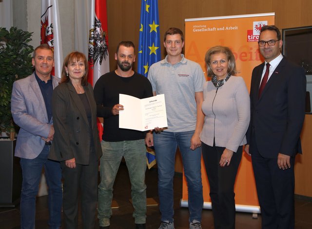 Zum ersten mal das Prädikat "Ausgezeichneter Tiroler Lehrbetrieb" verliehen bekam die Exenberger Elektro-Technik GmbH aus Kitzbühel: V. li. Kammerrat Markus Obojes (AK Tirol), Arbeitslandesrätin Beate Palfrader, die beiden Prokuristen Manuel Bachler und Andreas Wallner sowie Wirtschaftslandesrätin Patrizia Zoller-Frischauf und Präsident Christoph Walser (WK Tirol).