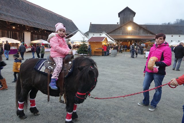 Der traditionelle Winterzauber am Grottenhof öffnete bereits am Samstag, dem 24. November 2018 seine Tore zu einem wunderschönen Adventmarkt, der im Rahmenprogramm auch den Kindern dank Leibnitzer Kasperltheater, Ponyreiten, Kutschenfahrten und Kinderkarusell viel zu bieten hat.