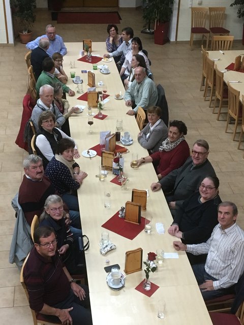 Ein gemütlicher Nachmittag: Die Mitglieder des Kreigsopfer- und Behindertenverbands Scheibbs beim Motsheurigen in Oberndorf an der Melk.
