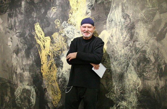 Reinhold Traxl vor seinem Werk  „Wurf" aus dem Jahr 2018. Das Bild ist im Rahmen der Ausstellung  „TRAXL - ENDLOS" in der Städt. Galerie Theodor von Hörmann zu sehen.