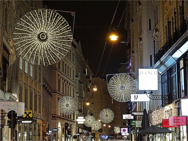 Ein Blick in die Seilergasse hinein mit ebenfalls sehr eigenwilliger Weihnachtsbeleuchtung | Foto: © Uschi R.