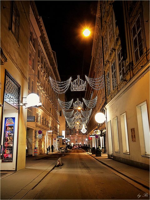 Entlang der prachtvollen Beleuchtung in der Habsburgergasse Richtung Graben und Peterskirche | Foto: © Uschi R.