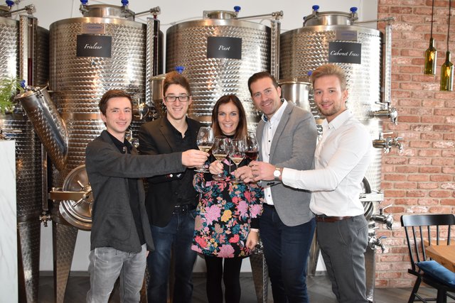 Der Lieblingsshop der Villacher im Jahr 2018: Weinhandel Salatin. Hier das Team: Roland Augustin (Zweiter von rechts) mit Ehefrau Kathi und den Mitarbeitern