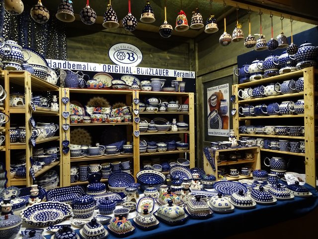 Ich bin ein großer Fan von schönem Geschirr und die Bunzlauer Keramik hat es mir schon immer angetan, an der rechten Seite bei diesem Stand ein ganzes Regal mit wunderschönen Teekannen mit dazupassenden Stövchen dazu | Foto: © Uschi R