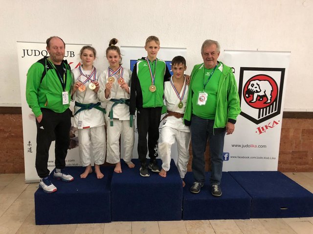 die Trainer Hermann Leutgeb und Alfred Scharnreitner
mit den Goldmedaillengewinner in Zagreb (v.l.n.r.: Emily Starzer, Carina Klaus-Sternwieser, Florian Kölzer, Alexander Klaus-Sternwieser)