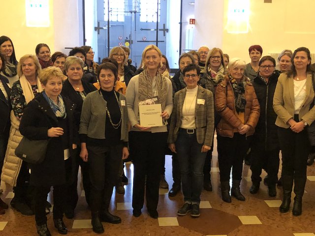Maria Rachinger (Mitte) mit den Heidemarie Pöschko (links von ihr) und Maria Streinesberger (rechts) sowie einem Teil der Gruppe. | Foto: BRS