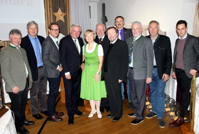 Lechner im Kreis der Ehrengäste unter ihnen Präs. van Staa (M.) und LH Schützenhöfer (4. v. li.).