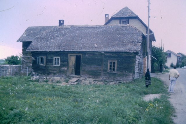 "Eines Abends kamen sie zum Haus eines armen Bauern der nur eine Kuh und eine Holzhütte hatte. Seine Frau, seine Kinder und er lebten von Käse und Milch und dem was sie anbauen konnten..."
Ein Bild aus der thematischen Bilderreihe "Projekt Phönix - ein Protest gegen Krieg, Vertreibung und Resignation", URL: http://ivica-stojak.magix.net/alle-alben/!/oa/2932757-117467291/