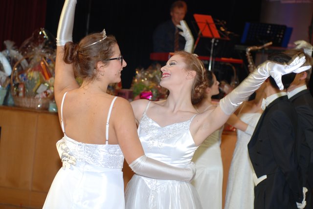 Die Walzerformation der Tanzschule Elmayer eröffnete den 28. Rot-Kreuz-Ball in Purkersdorf.