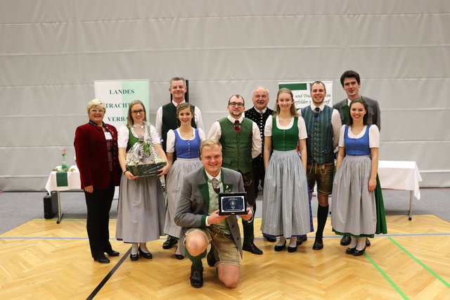 Frenetischer Applaus für den goldenen Sieg der Grazerfelder z’Kalsdorf. Ursula Rauch, Norbert Buchegger und Balthasar Kendlbacher gratulierten | Foto: EdithErtl
