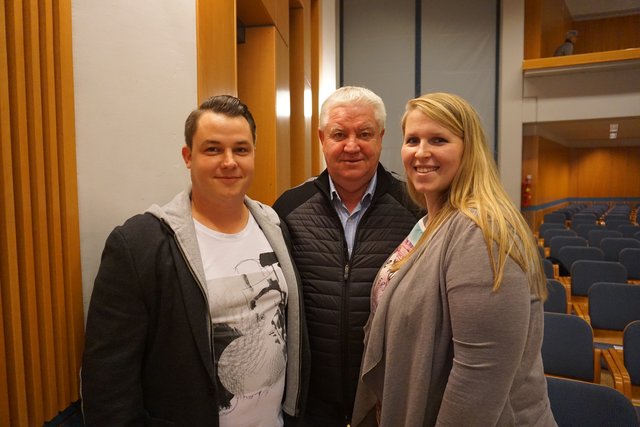 Dominik und Alois Fischer mit Claudia Bartsch