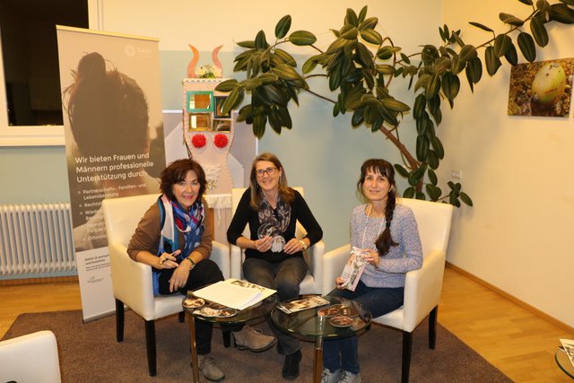 Angelika Hörmann, Regina Karlen und Evelyn Mages präsentieren die neuen Bierdeckel und Flyer.