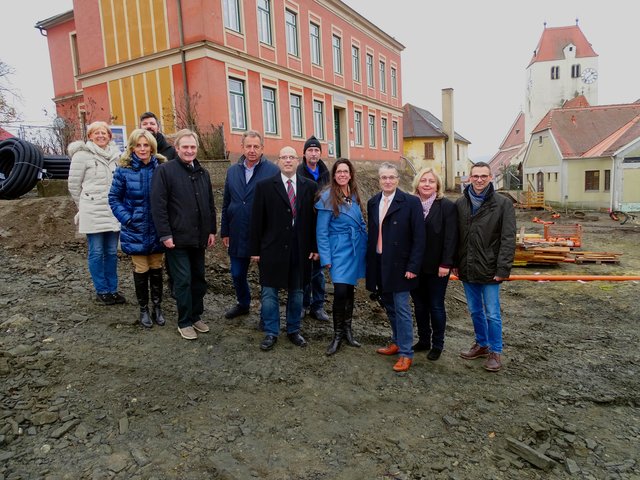 Kindergartenleiterin Martina Swift, Schulleiterin Dipl. Päd. Regina Zeindl-Steiner MA, Mag. Todor Atanasov, Vbgm. Reg.-Rat Ing. Ernst Thaller, Mag. Franz Gschwantner, GGR Thomas Berger, GR Reinhard Steinmaßl, DI Petra Eichlinger, Bürgermeister Ing. Christian Kopetzky, Amtsleiterin Anita Loimayer, Ing. Thomas Kerzan (v.l.)
