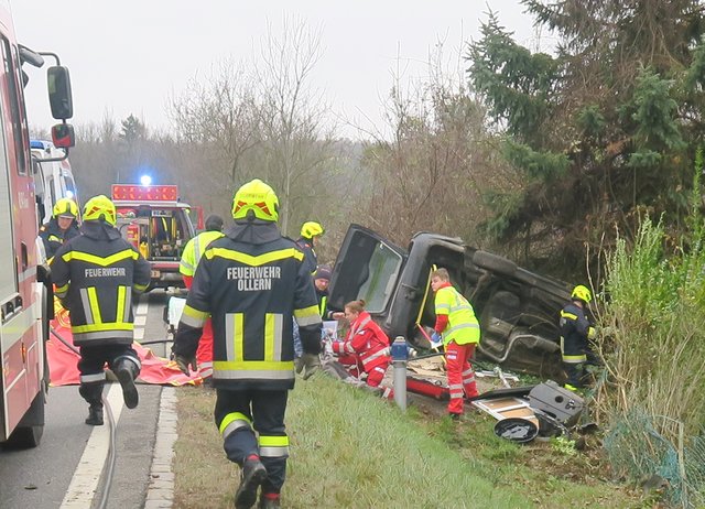 Der eingeschlossene PKW-Lenker wurde  bereits von Ersthelfern geborgen. | Foto: FF-Ollern