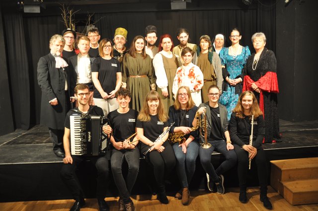 Das Schauspielensemble Hatzendorf mit Regisseur Felix Neuherz (4.v.l. stehend) und dem Orchester (sitzend). | Foto: WOCHE
