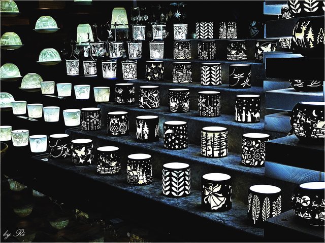 Diesen Stand beim Steffl fand ich besonders schön mit den vielen bezaubernden Windlichtern mit den unterschiedlichsten Motiven ;-) | Foto: © Uschi R