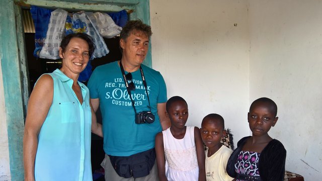 Alexandra Neuhold und Johann Haiderer-Neuhold mit Kindern nach der Verteilung von Schulsachen und Kleidung. Diese Dinge werden vor Ort als besonderes Geschenk wahrgenommen.