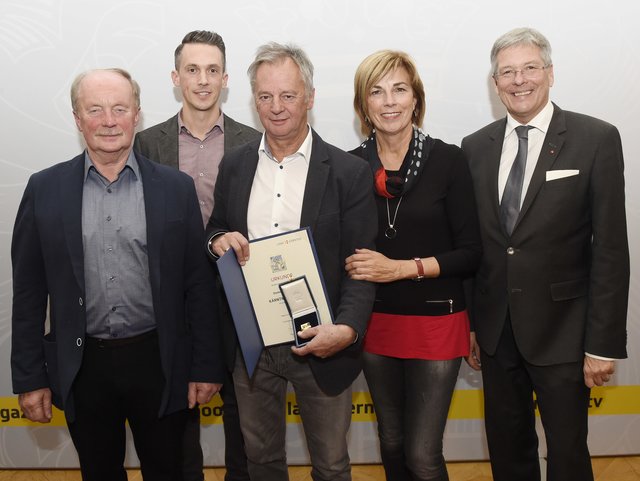 Bei der Ehrung von Dietmar Schäfermeier durch Landeshauptmann Peter Kaiser auch mit dabei Ehefrau Magdalena sowie SK Greuth-Vorstandsmitglieder Alexander und Josef Luschnig | Foto:  LPD/Walter Fritz