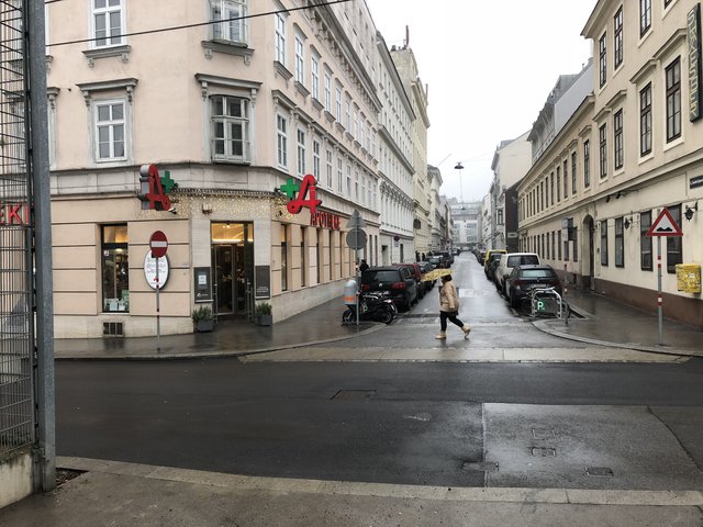 Auf den Anrainerparkplätzen dürfen ab 1. Dezember auch Betriebe und Sozialdienste parken, wie hier in der Sandwirtgasse.