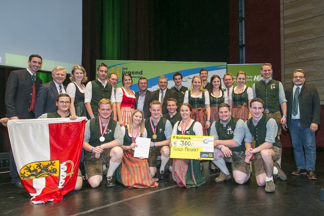 Die Landjugend Maishofen nimmt mit Freude und Stolz die Goldmedaille für das Projekt „Bauernherbst-Rundweg“ entgegen. Die Ehrengäste freuen sich mit der Landjugend Maishofen: v.l.n.r. Bundesoleiter der Landjugend Österreich Alexander Bernhuber, Präsident der LK Salzburg Franz Eßl, Abgeordnete zum Salzburger Landtag Elisabeth Huber, Präsident der LK Österreich Josef Moosbrugger, Bundesleiterin der Landjugend Österreich Helene Binder, Kammeramtsdirektor der LK Salzburg Nikolaus Lienbacher, Landesrat Josef Schwaiger, Präsident der LK Steiermark Franz  Titschenbacher, Leiter der Sektion Landwirtschaft und ländlichen Entwicklung  im Bundesministerium für Nachhaltigkeit und Tourismus Johannes Fankhauser | Foto: Foto-Copyright: Wild &amp; Team Abdruck bei Namensnennung honorarfrei. 