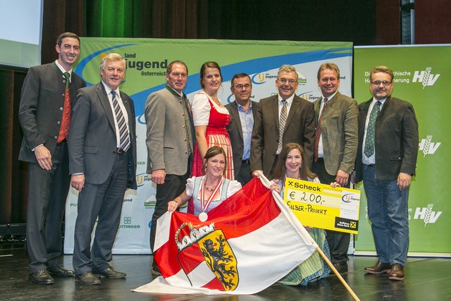 Die Landjugend Neumarkt nimmt mit Freude und Stolz die Silbermedaille für das Projekt „Ein neuer Brunnen für die Neumarkter Au“ entgegen. Die Ehrengäste freuen sich mit der ehem. Gruppenleiterin der Landjugend Neumarkt Claudia Frauenschuh und Mitglied Christina Frauenschuh. V.l.n.r. Bundesoleiter der Landjugend Österreich Alexander Bernhuber, Präsident der LK Salzburg Franz Eßl, Präsident der LK Österreich Josef Moosbrugger, Bundesleiterin der Landjugend Österreich Helene Binder, Kammeramtsdirektor der LK Salzburg Nikolaus Lienbacher, Landesrat Josef Schwaiger, Präsident der LK Steiermark Franz  Titschenbacher, Leiter der Sektion Landwirtschaft und ländlichen Entwicklung  im Bundesministerium für Nachhaltigkeit und Tourismus Johannes Fankhauser | Foto: Foto-Copyright: Wild &amp; Team Abdruck bei Namensnennung honorarfrei. 
