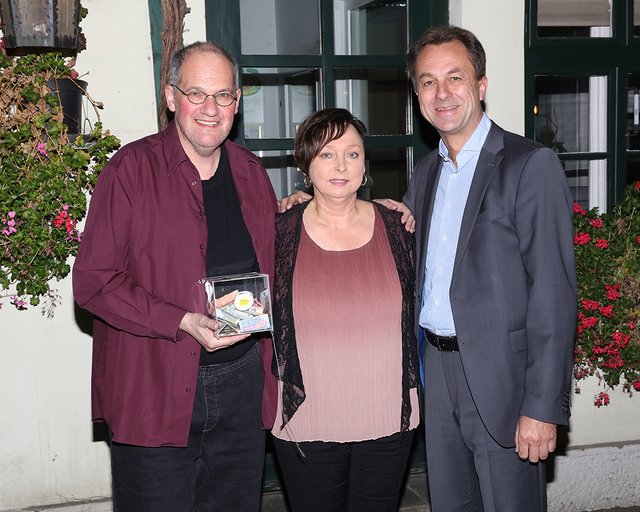 Lauschen und Helfen: Sogar Bezirksvorsteher Stellvertreter Robert Wutzl (r.) war bei der Charity-Veranstaltung zu Gast. | Foto: Hans Prammer