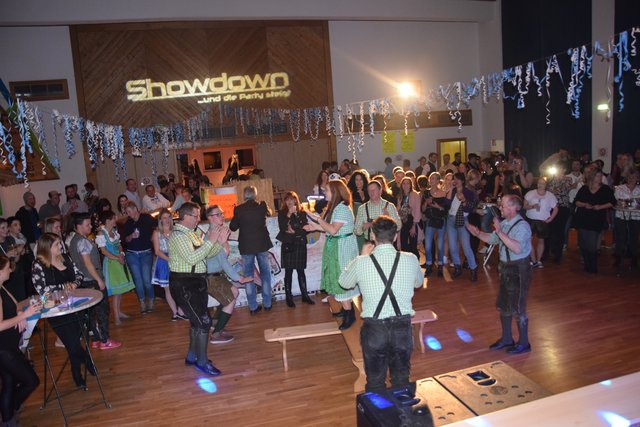 Die Partyband Showdorn heizte dem Publikum ein, ebenso die Schuhplattler | Foto: Zechgemeinschaft Mallnitz