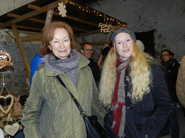 Adventmarkt in Brand-Laaben: Heide Paarer und Eva-Maria Daxböck konnten den Köstlichkeiten nicht widerstehen. | Foto: Punz