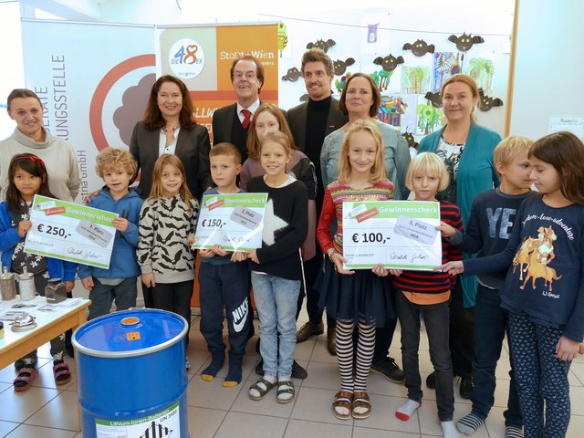 Kinder der 2a, 2b, 3c, Maria-Theresia Strouhal, Elisabeth Giehser, Hans Roth, Rosalie Roth, Isabelle Uhl, Susanne Fallmann (v.l.). | Foto: Foto: EAK/Dostal