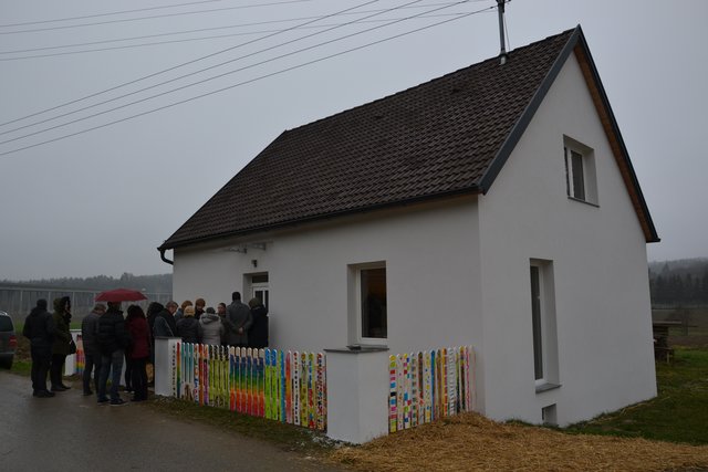Trotz dem tristen Wetter kamen die Leute zahlreich um das neu fertiggestellte Katzenhaus zu sehen