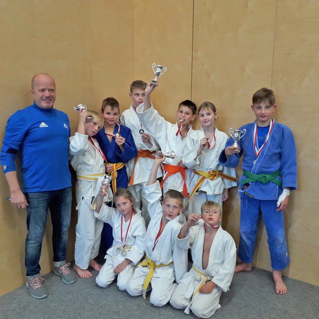 Die erfolgreichen Judoka mit Sektionsleiter und Trainer Harald Karner (li.). | Foto: Judo Lungau