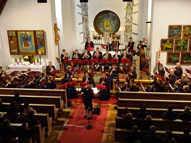 In der Holzmeisterkirche sorgte die Bundesmusikkapelle Erpfendorf unter der Leitung von Kapellmeister Michael Sojer für ein stimmungsvolles Cäcilien Kirchenkonzert.