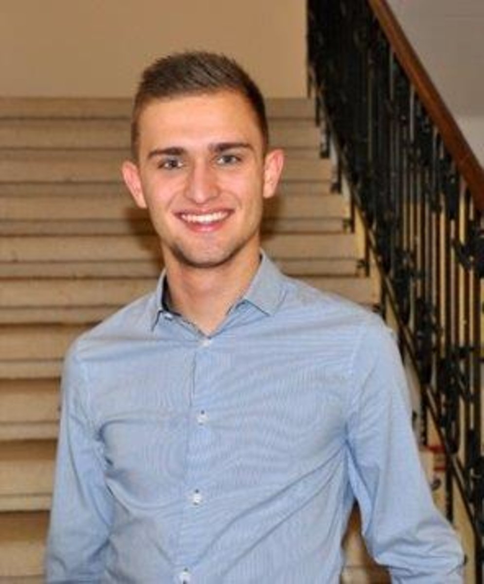 Maximilian Rakuscha ist seit 2012 für die Aidshilfe tätig, führt Bluttests durch und hält Vorträge