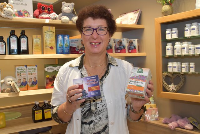 Bei einer Erkältung sollte man Ruhe geben, Vitamin C und Zink zu sich nehmen und viel Tee trinken, besonders diejenigen, die das Schwitzen fördern
