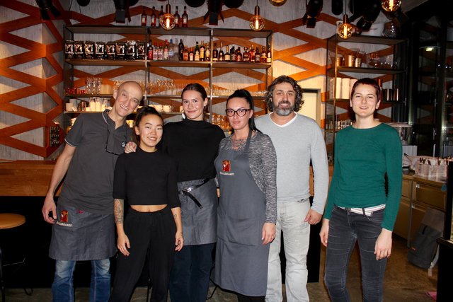 "Wir sind die United Colors of Schuhmeier", sagt Chef Bekim Jukic (2.v.r.) über sein junges, engagiertes Team.