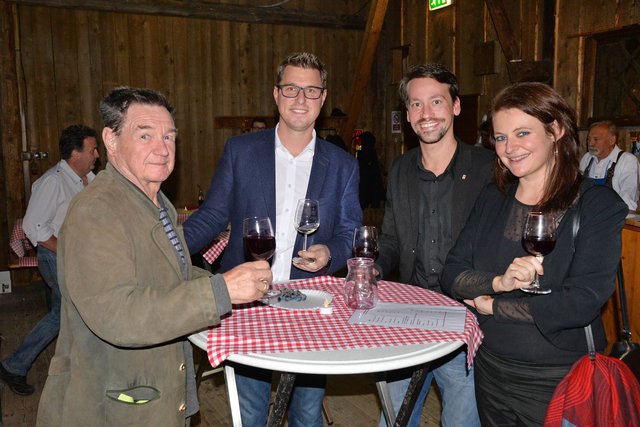 Auch beim Pfarrbuschenschank dabei: Bgm. Christian Härting (2. v. l.) und Vize-Bgm. Christoph Walch (3. v. l.).
