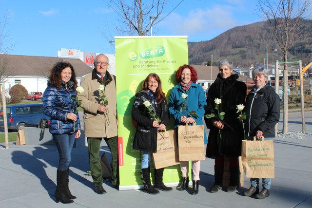 Fahnenhissung bei der Bezirkshauptmannschaft Kirchdorf | Foto: BERTA