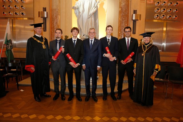 Gruppenfoto im Anhang: TU Graz-Rektor Harald Kainz, Bundespräsident Alexander Van der Bellen und Uni Graz-Rektorin Christa Neuper gratulieren den Promovenden Christoph Erwin Dobraunig, Thomas Unterluggauer, Michael Kniely und Martin Forstinger