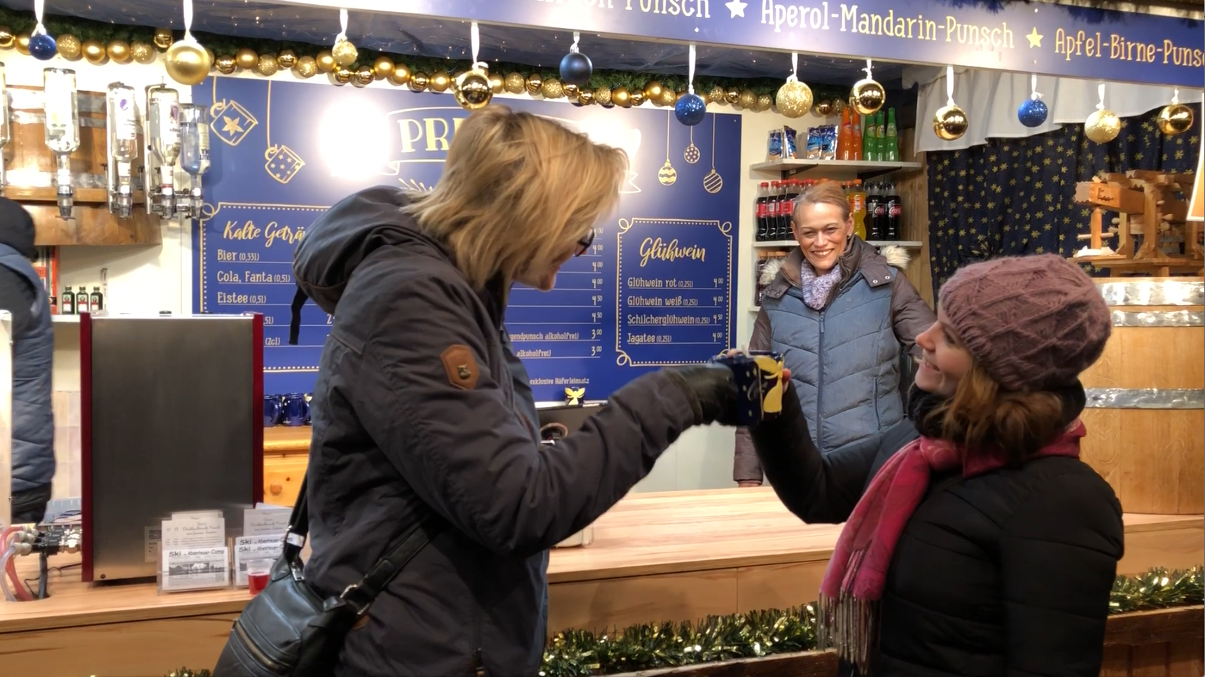 Elisabeth Schwenter (l.) und Yvonne Brandstetter gehen der Frage nach: Wo gibt es in Wien den besten Punsch?